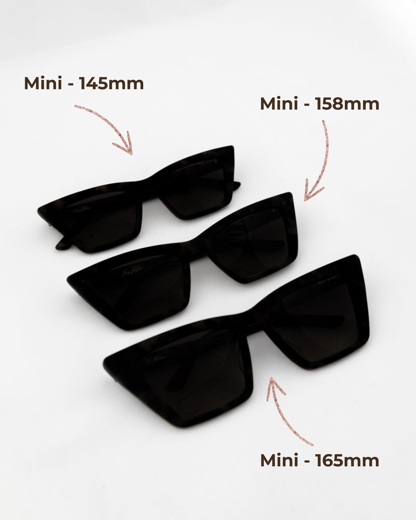 Three pairs of black trapezoid sunglasses, with labels "Mini - 145mm", "Mini - 158mm", "Mini - 165mm".